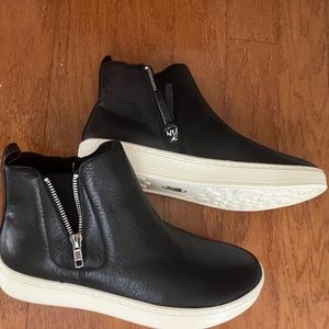 Sofft Britton Zip Black Leather Booties